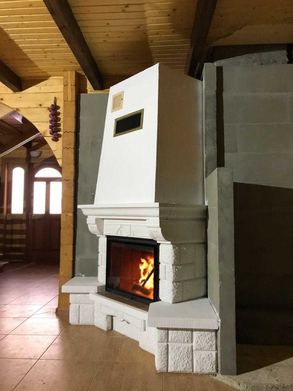 Белоснежный камин в деревянном доме