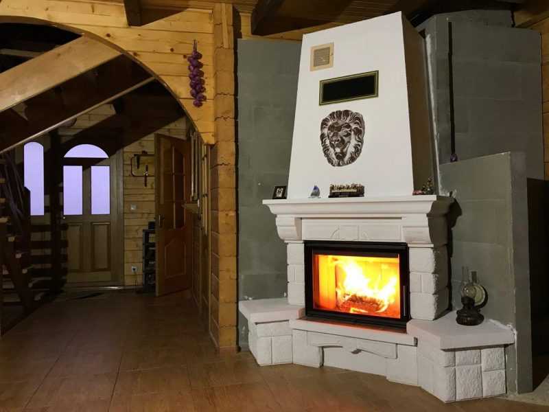 Белоснежный камин в деревянном доме