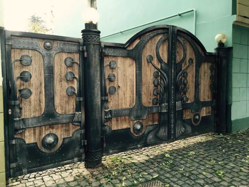 Эксклюзивные кованые ворота с вставками из столетнего дуба