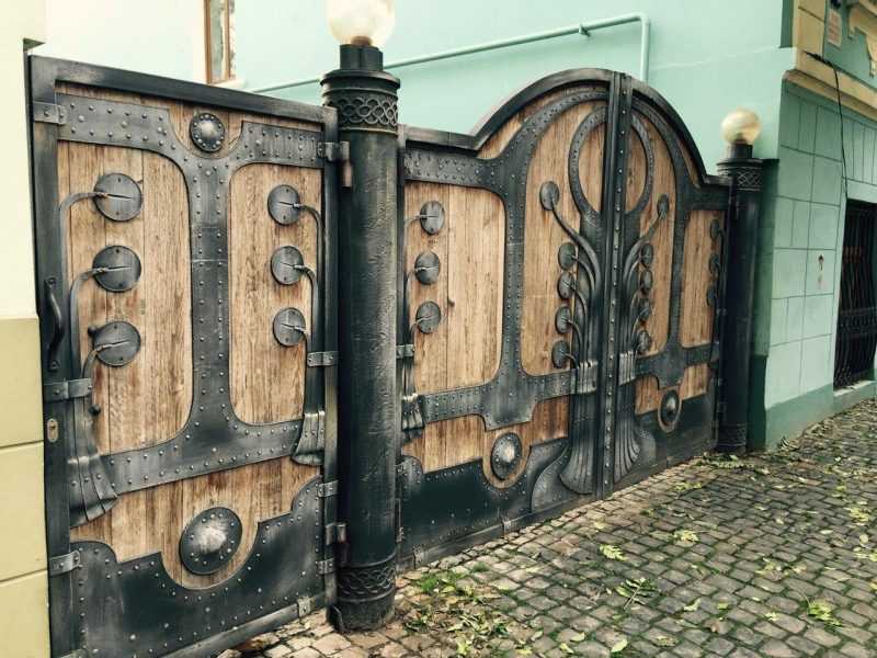 Эксклюзивные кованые ворота с вставками из столетнего дуба