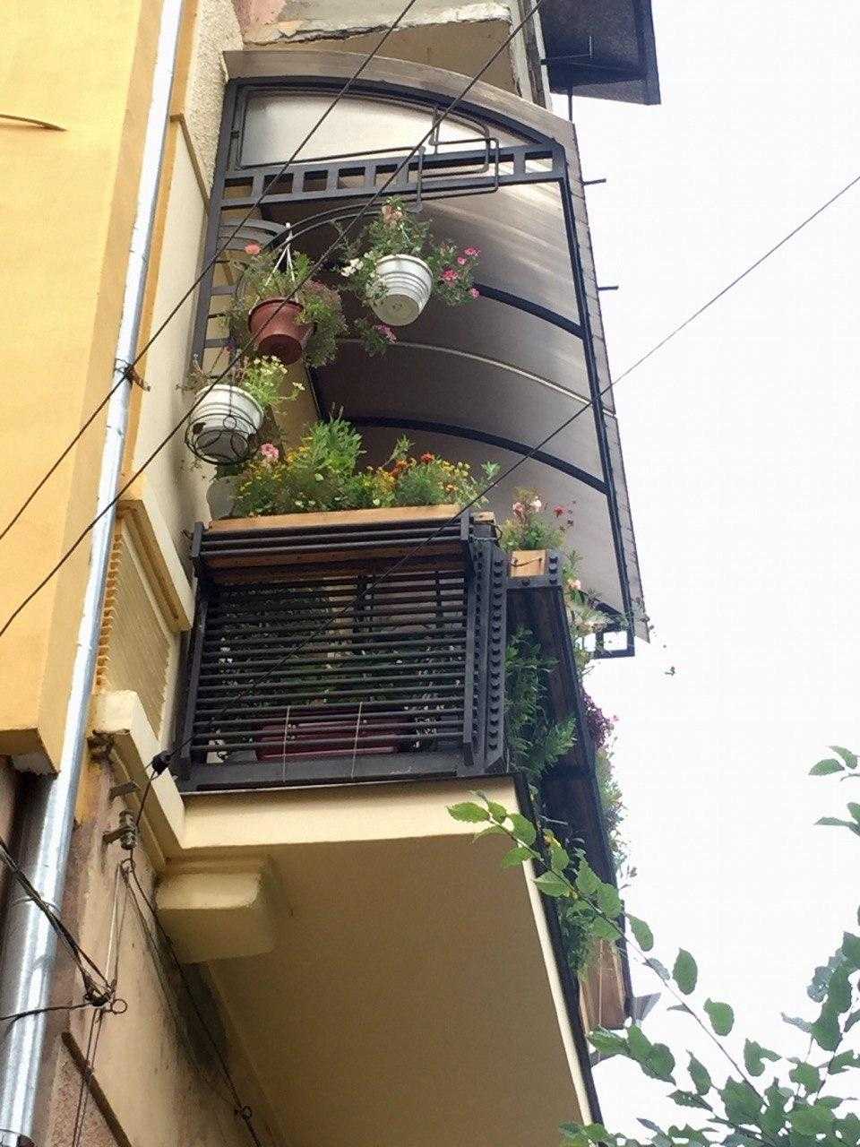 Кованый балкон в центре города