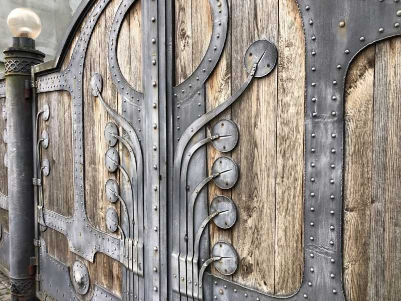 Необычные кованые ворота. Детали