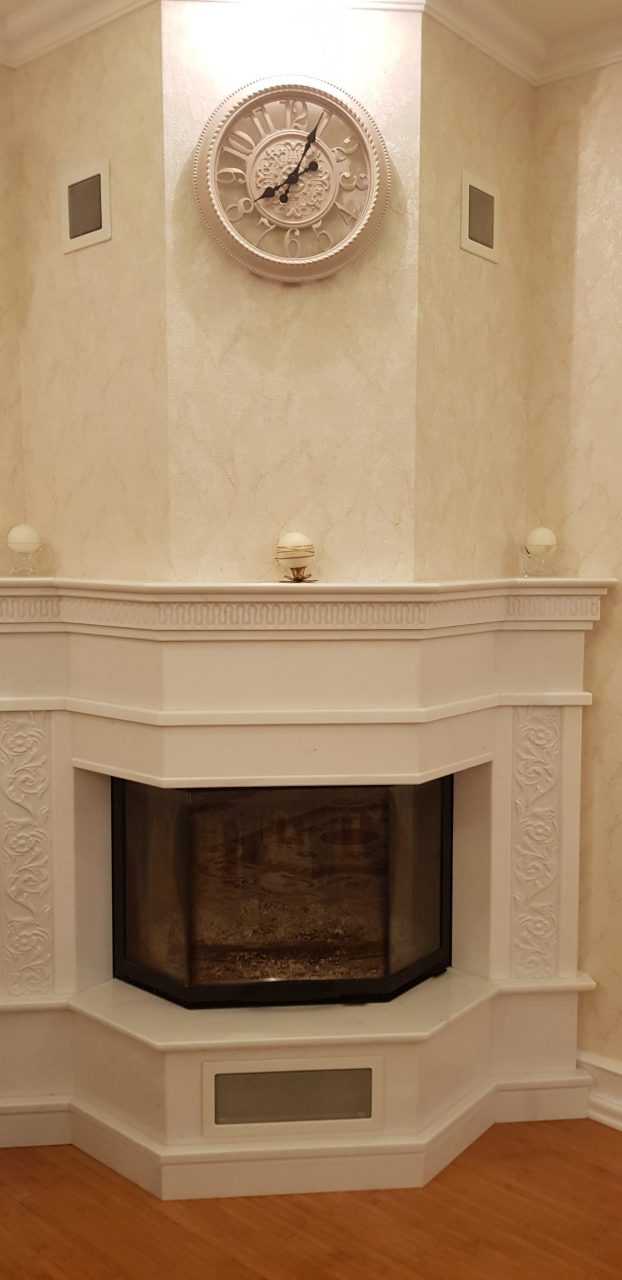 Белоснежный камин из мрамора идеально вписался в интерьер дома
