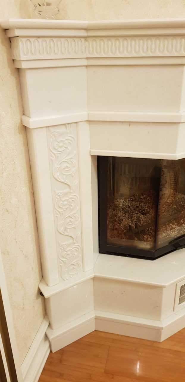 Белоснежный камин из мрамора идеально вписался в интерьер дома