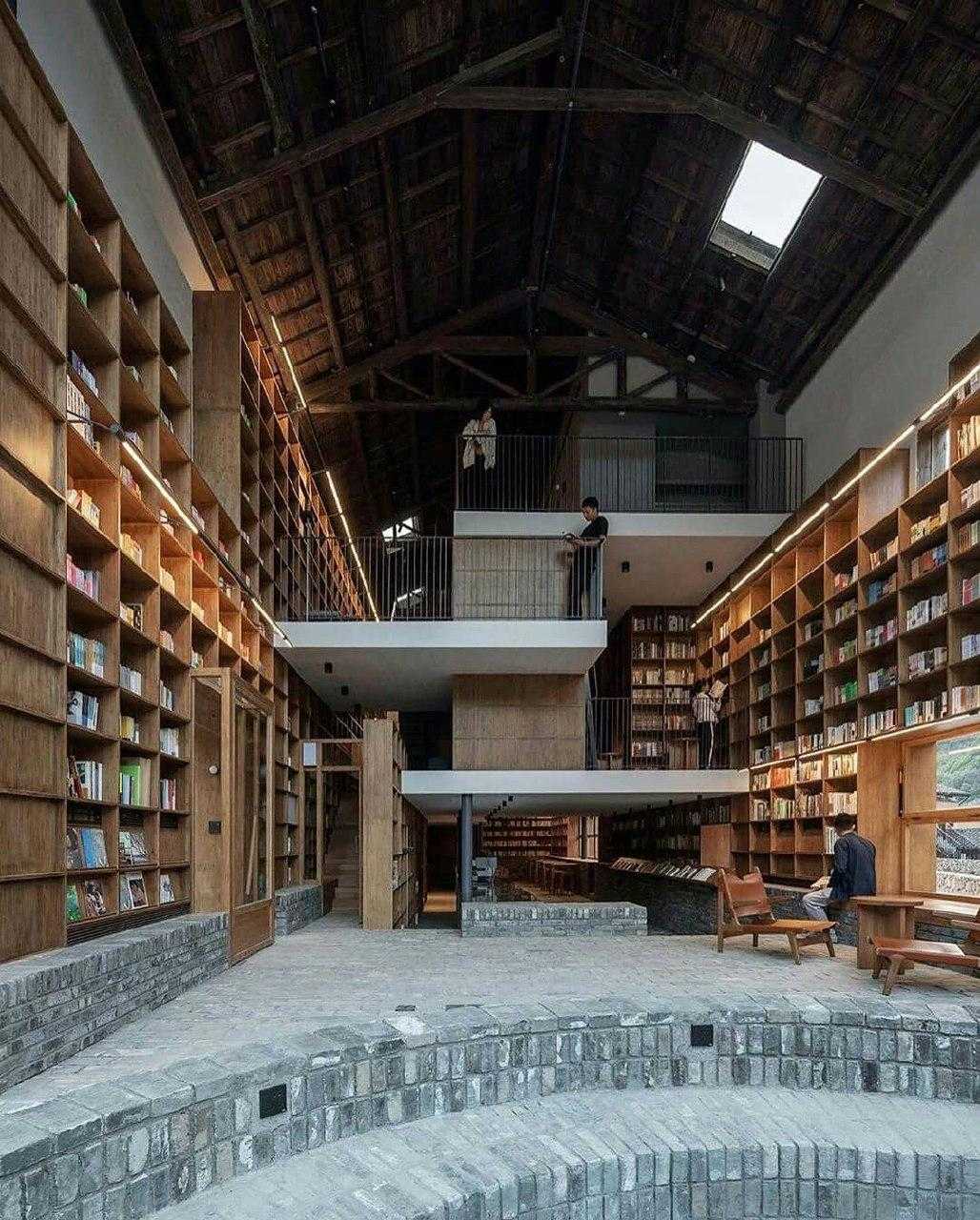 Необычный отель с шикарной библиотекой