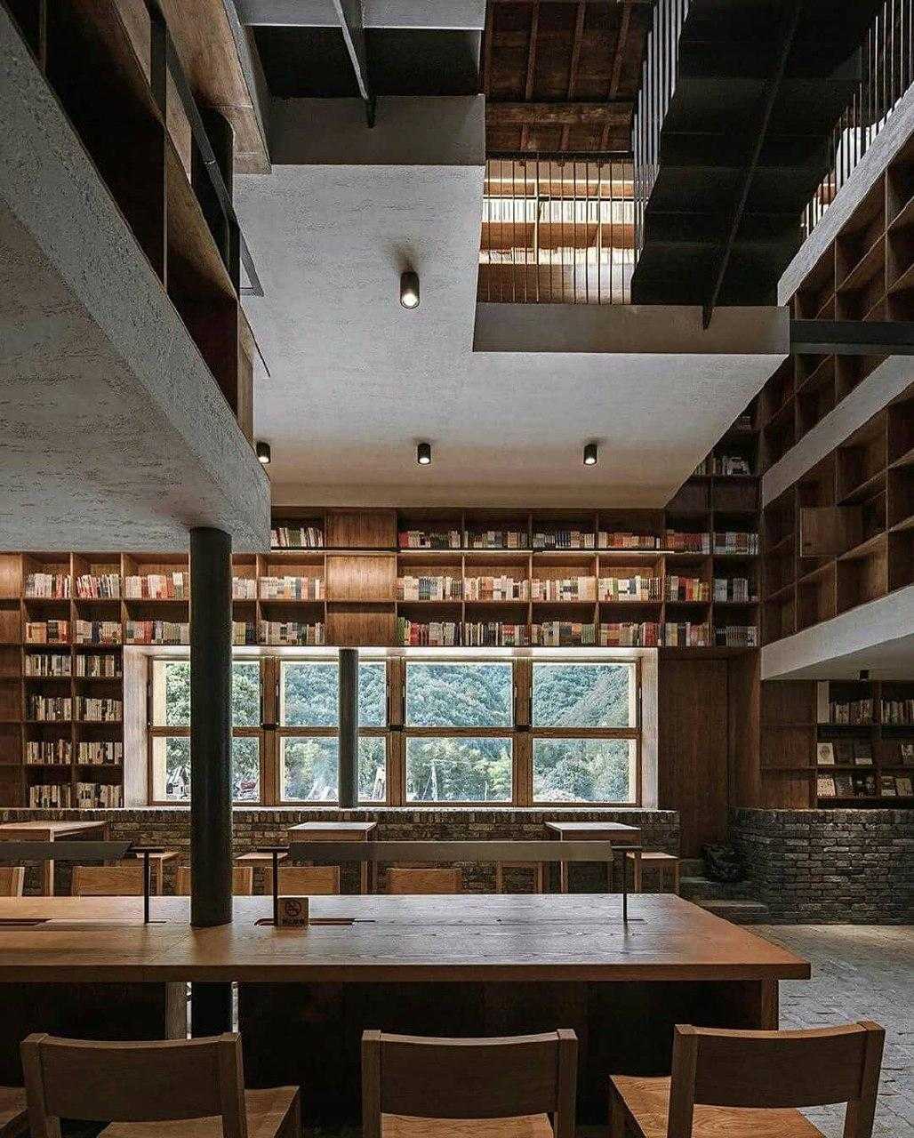 Необычный отель с шикарной библиотекой